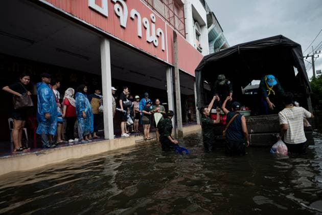 September 27, 2026, Bangkok, Thailand: BANGKOK, THAILAND †SEPTEMBER 27, 2026: Heavy rain caused widespread flooding across Bangkok, affecting residents, businesses and communities across the capital. The Thai Meteorological Department attributed the rainfall to a low-pressure system over the Central region combined with the southwest monsoon, with further rain expected through September 27. Bangkok authorities declared all 50 districts disaster-affected areas and deployed pumps, shelters and emergency teams to assist affected residents and drain accumulated floodwater. By Sunday, water levels had begun to recede in some areas, although flooding persisted in several low-lying communities as authorities continued monitoring water leve - ZUMAq101 20260927_zna_q101_058 Copyright: xCaptainxJirathummanuwatx