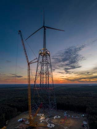 Weltrekord: GICON-Höhenwindturm wird 365 Meter hoch DEU Brandenburg Schipkau Â +49171 6254657 Nach Abschluss dieser Arbeiten wird der GICON-Höhenwindturm auf einer ehemaligen Tagebaukippe eine Gesamthöhe von 365 Metern erreichen. Damit wird er das größte Windrad der Welt und das zweithöchste Bauwerk der Bundesrepublik Deutschland sein. Zugleich markiert die Fertigstellung einen bedeutenden Meilenstein für die Entwicklung leistungsfähiger Onshore-Windenergieanlagen in großen Höhen. Bei der Teleskopierung wird der Innenturm mit einem speziell von der Dresdner Firma entwickelten Litzenhubsystem auf seine endgültige Höhe gefahren. Der GICON-Höhenwindturm nutzt die in größeren Höhen verfügbaren stärkeren und gleichmäßiger