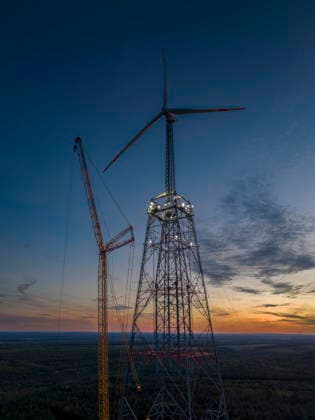 Weltrekord: GICON-Höhenwindturm wird 365 Meter hoch DEU Brandenburg Schipkau Â +49171 6254657 Nach Abschluss dieser Arbeiten wird der GICON-Höhenwindturm auf einer ehemaligen Tagebaukippe eine Gesamthöhe von 365 Metern erreichen. Damit wird er das größte Windrad der Welt und das zweithöchste Bauwerk der Bundesrepublik Deutschland sein. Zugleich markiert die Fertigstellung einen bedeutenden Meilenstein für die Entwicklung leistungsfähiger Onshore-Windenergieanlagen in großen Höhen. Bei der Teleskopierung wird der Innenturm mit einem speziell von der Dresdner Firma entwickelten Litzenhubsystem auf seine endgültige Höhe gefahren. Der GICON-Höhenwindturm nutzt die in größeren Höhen verfügbaren stärkeren und gleichmäßiger