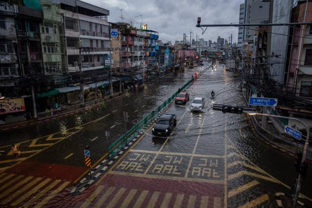 Flooding in Bangkok, Thailand - 27 Sep 2026 Vehicles travel through a flooded intersection near a pedestrian crossing in Bangkok’s Pridi neighbourhood. Flooding inundated parts of Phetchaburi Road and the Pridi area in Bangkok. Residents waded through the water, vehicles navigated flooded streets, and some drivers parked their cars on an elevated bridge. Bangkok Thailand Copyright: xPloyxPhutphengx xSOPAxImagesx PPHUTPHENG_FL-11