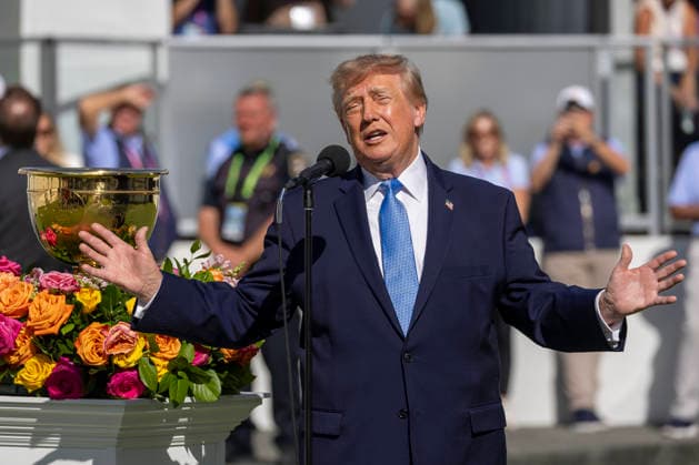 September 27, 2026, Medinah, Illinois, USA: U.S. President DONALD TRUMP speaks to the crowd during the final day of the 2026 Presidents Cup at Medinah Country Club in Medinah, Illinois, USA, on September 27, 2026. Medinah USA - ZUMAj302 20260927_znp_j302_007 Copyright: xBrettxJohnsenx