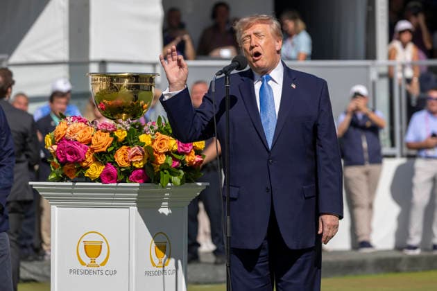 September 27, 2026, Medinah, Illinois, USA: U.S. President DONALD TRUMP speaks to the crowd during the final day of the 2026 Presidents Cup at Medinah Country Club in Medinah, Illinois, USA, on September 27, 2026. Medinah USA - ZUMAj302 20260927_znp_j302_009 Copyright: xBrettxJohnsenx