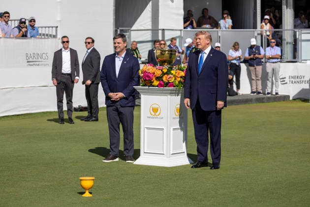 September 27, 2026, Medinah, Illinois, USA: U.S. President DONALD TRUMP and PGA TOUR Commissioner BRIAN ROLAPP pose for a photograph in front of the Presidents Cup during the final day of the 2026 Presidents Cup at Medinah Country Club in Medinah, Illinois, USA, on September 27, 2026. Medinah USA - ZUMAj302 20260927_znp_j302_010 Copyright: xBrettxJohnsenx