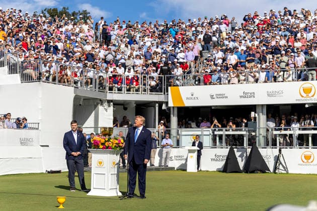 September 27, 2026, Medinah, Illinois, USA: U.S. President DONALD TRUMP speaks to the crowd during the final day of the 2026 Presidents Cup at Medinah Country Club in Medinah, Illinois, USA, on September 27, 2026. Medinah USA - ZUMAj302 20260927_znp_j302_015 Copyright: xBrettxJohnsenx