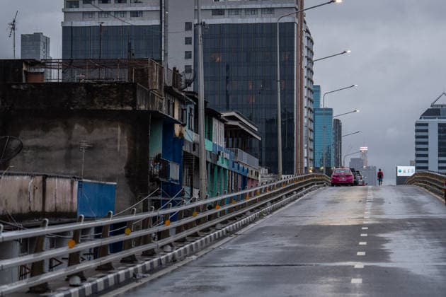 September 27, 2026, Bangkok, Thailand: Cars are parked on an elevated bridge above flooded streets in Bangkok™s Pridi neighbourhood. Flooding inundated parts of Phetchaburi Road and the Pridi area in Bangkok. Residents waded through the water, vehicles navigated flooded streets, and some drivers parked their cars on an elevated bridge. Bangkok Thailand - ZUMAs197 20260927_aaa_s197_109 Copyright: xPloyxPhutphengx