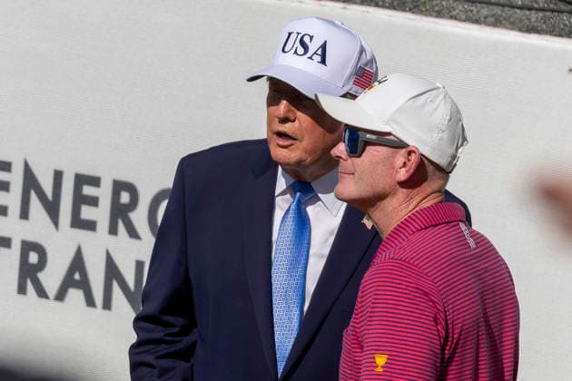 September 27, 2026, Medinah, Illinois, USA: U.S. President DONALD TRUMP speaks with U.S. Team captain BRANDT SNEDEKER during the final day of the 2026 Presidents Cup at Medinah Country Club in Medinah, Illinois, USA, on September 27, 2026. Medinah USA - ZUMAj302 20260927_znp_j302_046 Copyright: xBrettxJohnsenx