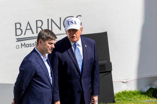 September 27, 2026, Medinah, Illinois, USA: U.S. President DONALD TRUMP speaks with PGA TOUR Commissioner BRIAN ROLAPP during the final day of the 2026 Presidents Cup at Medinah Country Club in Medinah, Illinois, USA, on September 27, 2026. Medinah USA - ZUMAj302 20260927_znp_j302_044 Copyright: xBrettxJohnsenx