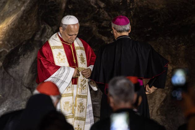 Visit to France of Pope Leo XIV - Prayer at Lourdes Sanctuary MLG Pilgrims take part in the Marian torchlight procession led by Pope Leo XIV, departing from the Grotto of Massabielle at the Sanctuary of Our Lady of Lourdes, in Lourdes, France, on September 27, 2026. Photo by Margot Le Gonidec ABACAPRESS.COM Lourdes France  Copyright: xLexGonidecxMargot ABACAx