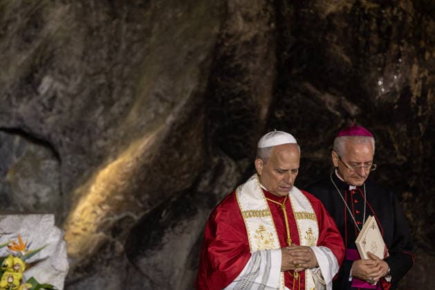 Visit to France of Pope Leo XIV - Prayer at Lourdes Sanctuary MLG Pilgrims take part in the Marian torchlight procession led by Pope Leo XIV, departing from the Grotto of Massabielle at the Sanctuary of Our Lady of Lourdes, in Lourdes, France, on September 27, 2026. Photo by Margot Le Gonidec ABACAPRESS.COM Lourdes France  Copyright: xLexGonidecxMargot ABACAx