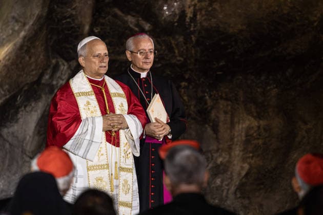 Visit to France of Pope Leo XIV - Prayer at Lourdes Sanctuary MLG Pilgrims take part in the Marian torchlight procession led by Pope Leo XIV, departing from the Grotto of Massabielle at the Sanctuary of Our Lady of Lourdes, in Lourdes, France, on September 27, 2026. Photo by Margot Le Gonidec ABACAPRESS.COM Lourdes France  Copyright: xLexGonidecxMargot ABACAx