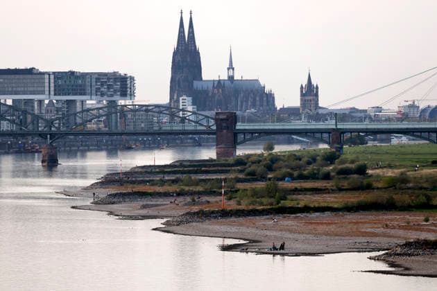 Low Water Levels at Cologne Poll: The Rhine water level in Cologne has fallen to a new all-time low. On Sunday, the water level dropped to 40 centimeters during low water. This fell below the previous record of 44 centimeters. Featured image, stock photo: Cologne, September 27, 2026, North Rhine-Westphalia, Germany Copyright: xChristophxHardtx