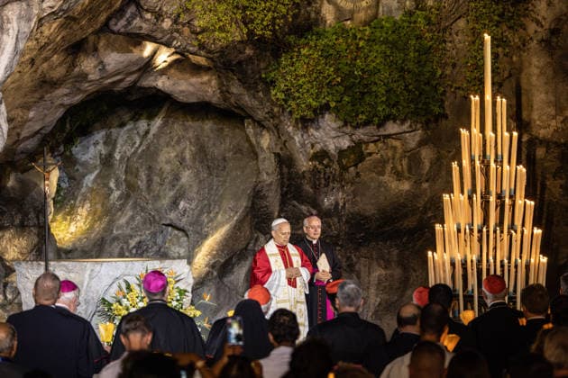 Visit to France of Pope Leo XIV - Prayer at Lourdes Sanctuary MLG Pilgrims take part in the Marian torchlight procession led by Pope Leo XIV, departing from the Grotto of Massabielle at the Sanctuary of Our Lady of Lourdes, in Lourdes, France, on September 27, 2026. Photo by Margot Le Gonidec ABACAPRESS.COM Lourdes France  Copyright: xLexGonidecxMargot ABACAx