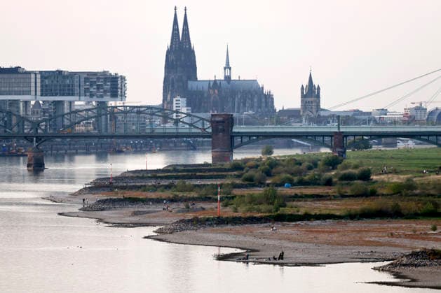 Low Water Levels at Cologne Poll: The Rhine water level in Cologne has fallen to a new all-time low. On Sunday, the water level dropped to 40 centimeters during low water. This fell below the previous record of 44 centimeters. Featured image, stock photo: Cologne, September 27, 2026, North Rhine-Westphalia, Germany Copyright: xChristophxHardtx