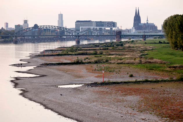 Low Water Levels at Cologne Poll: The Rhine water level in Cologne has fallen to a new all-time low. On Sunday, the water level dropped to 40 centimeters during low water. This fell below the previous record of 44 centimeters. Featured image, stock photo: Cologne, September 27, 2026, North Rhine-Westphalia, Germany Copyright: xChristophxHardtx