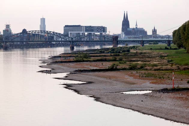 Low Water Levels at Cologne Poll: The Rhine water level in Cologne has fallen to a new all-time low. On Sunday, the water level dropped to 40 centimeters during low water. This fell below the previous record of 44 centimeters. Featured image, stock photo: Cologne, September 27, 2026, North Rhine-Westphalia, Germany Copyright: xChristophxHardtx