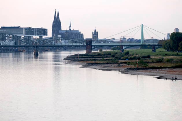Low Water Levels at Cologne Poll: The Rhine water level in Cologne has fallen to a new all-time low. On Sunday, the water level dropped to 40 centimeters during low water. This fell below the previous record of 44 centimeters. Featured image, stock photo: Cologne, September 27, 2026, North Rhine-Westphalia, Germany Copyright: xChristophxHardtx