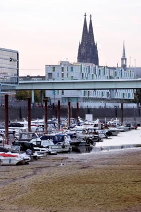 Low Water Levels at Cologne’s Rheinauhafen The Rhine water level in Cologne has once again dropped to a new all-time low. On Sunday, during low water, the level fell to 40 centimeters, breaking the previous record of 44 centimeters. Featured image, stock photo: Cologne, September 27, 2026, North Rhine-Westphalia, Germany Copyright: xChristophxHardtx