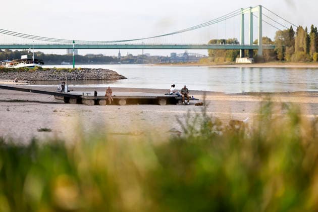 Low Water Levels Near Cologne-Rodenkirchen: The Rhine water level in Cologne has once again fallen to a new all-time low. On Sunday, during low water, the level dropped to 40 centimeters, falling below the previous record of 44 centimeters. Featured image, stock photo: Cologne, September 27, 2026, North Rhine-Westphalia, Germany Copyright: xChristophxHardtx