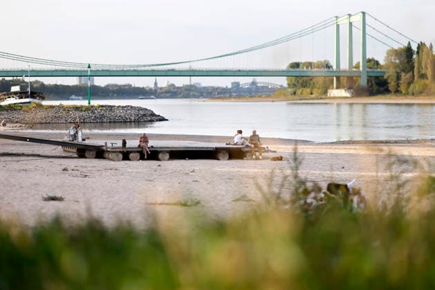 Low Water Levels Near Cologne-Rodenkirchen: The Rhine water level in Cologne has once again fallen to a new all-time low. On Sunday, during low water, the level dropped to 40 centimeters, falling below the previous record of 44 centimeters. Featured image, stock photo: Cologne, September 27, 2026, North Rhine-Westphalia, Germany Copyright: xChristophxHardtx