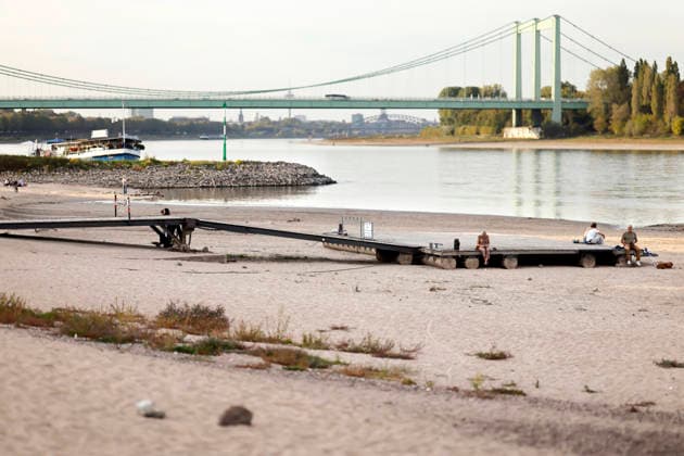 Low Water Levels Near Cologne-Rodenkirchen: The Rhine water level in Cologne has once again fallen to a new all-time low. On Sunday, during low water, the level dropped to 40 centimeters, falling below the previous record of 44 centimeters. Featured image, stock photo: Cologne, September 27, 2026, North Rhine-Westphalia, Germany Copyright: xChristophxHardtx