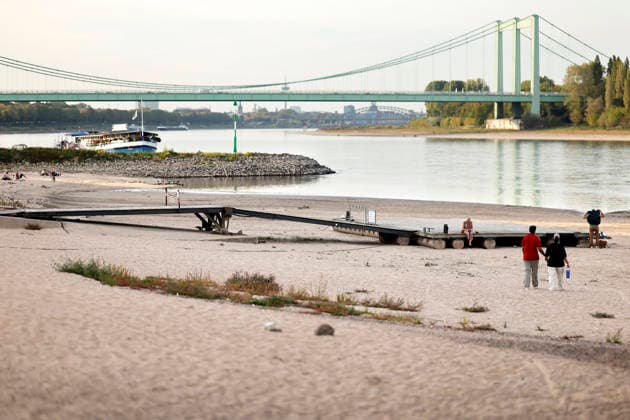 Low Water Levels Near Cologne-Rodenkirchen: The Rhine water level in Cologne has once again fallen to a new all-time low. On Sunday, during low water, the level dropped to 40 centimeters, falling below the previous record of 44 centimeters. Featured image, stock photo: Cologne, September 27, 2026, North Rhine-Westphalia, Germany Copyright: xChristophxHardtx