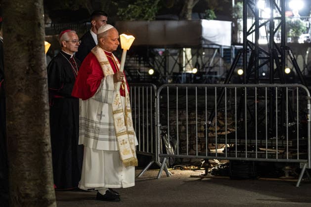 Visit to France of Pope Leo XIV - Prayer at Lourdes Sanctuary MLG Pilgrims take part in the Marian torchlight procession led by Pope Leo XIV, departing from the Grotto of Massabielle at the Sanctuary of Our Lady of Lourdes, in Lourdes, France, on September 27, 2026. Photo by Margot Le Gonidec ABACAPRESS.COM Lourdes France  Copyright: xLexGonidecxMargot ABACAx
