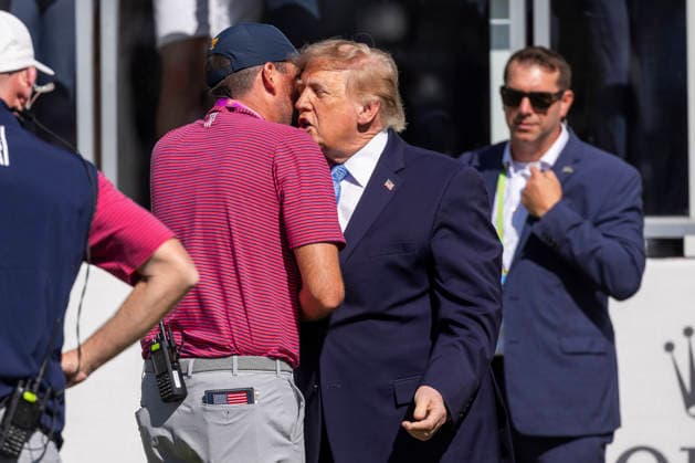 September 27, 2026, Medinah, Illinois, USA: U.S. President DONALD TRUMP greets U.S. Team player JUSTIN THOMAS during the final day of the 2026 Presidents Cup at Medinah Country Club in Medinah, Illinois, USA, on September 27, 2026. Medinah USA  - ZUMAj302 20260927_znp_j302_021 Copyright: xBrettxJohnsenx
