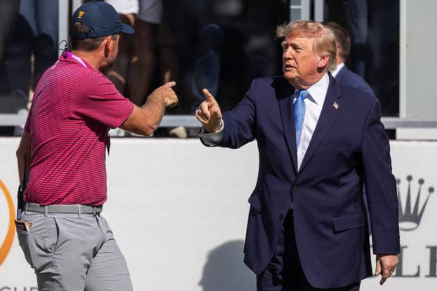 September 27, 2026, Medinah, Illinois, USA: U.S. President DONALD TRUMP greets U.S. Team player JUSTIN THOMAS during the final day of the 2026 Presidents Cup at Medinah Country Club in Medinah, Illinois, USA, on September 27, 2026. Medinah USA  - ZUMAj302 20260927_znp_j302_023 Copyright: xBrettxJohnsenx