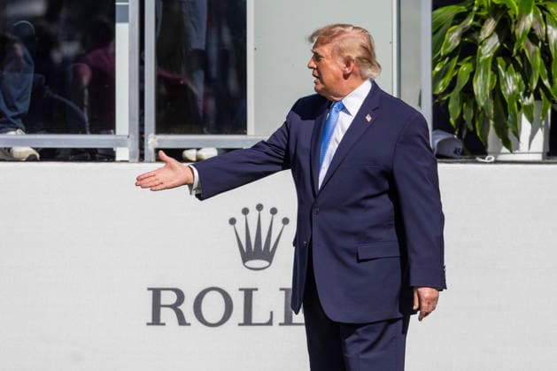 September 27, 2026, Medinah, Illinois, USA: U.S. President DONALD TRUMP gestures toward the crowd during the final day of the 2026 Presidents Cup at Medinah Country Club in Medinah, Illinois, USA, on September 27, 2026. Medinah USA  - ZUMAj302 20260927_znp_j302_025 Copyright: xBrettxJohnsenx