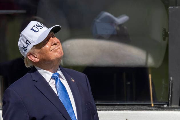 September 27, 2026, Medinah, Illinois, USA: U.S. President DONALD TRUMP gestures toward the crowd during the final day of the 2026 Presidents Cup at Medinah Country Club in Medinah, Illinois, USA, on September 27, 2026. Medinah USA  - ZUMAj302 20260927_znp_j302_040 Copyright: xBrettxJohnsenx
