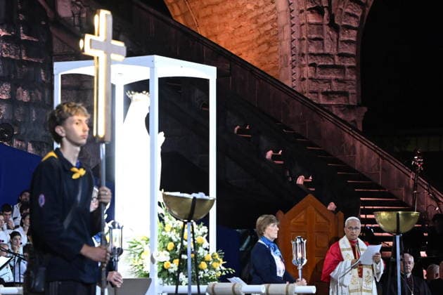 September 27, 2026, Paris, FRANCE: Pope Leo XIV during the prayer of the Holy Rosary and the Torchlight procession at the Sanctuary of Our Lady of Lourdes, Lourdes 27 September 2026. ANSA MAURIZIO BRAMBATTI. Paris FRANCE  - ZUMAa110 20260927_zaf_a110_029 Copyright: xMaurizioxBrambattix
