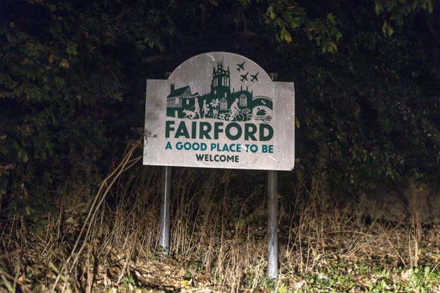 Counter-terror investigation after major incident declared at RAF Fairford FAIRFORD, UK - SEPTEMBER 27: The welcome sign of Fairford, Gloucestershire, United Kingdom, after a major incident was declared on September 27, 2026. Five men have been arrested on suspicion of plotting a car bomb attack against RAF Fairford. The military base hosts US Air Force bombers involved in the conflict with Iran. Marcin Nowak Anadolu Fairford United Kingdom. Editorial use only. Please get in touch for any other usage.  Copyright: x2026xAnadoluxMarcinxNowakx