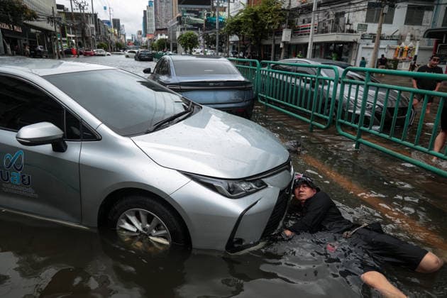 September 27, 2026, Bangkok, Bangkok, Thailand: Bangkok inundated by flash floods after 48 hours of continuous torrential rain, leaving stranded vehicles along Phetchaburi Road in Bangkok, Thailand, September 27, 2026. Bangkok Thailand  - ZUMAp219 20260927_zip_p219_002 Copyright: xNattaphonxPhanphongsanonx