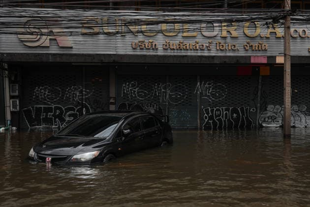 September 27, 2026, Bangkok, Bangkok, Thailand: Bangkok inundated by flash floods after 48 hours of continuous torrential rain, leaving stranded vehicles along Phetchaburi Road in Bangkok, Thailand, September 27, 2026. Bangkok Thailand  - ZUMAp219 20260927_zip_p219_005 Copyright: xNattaphonxPhanphongsanonx