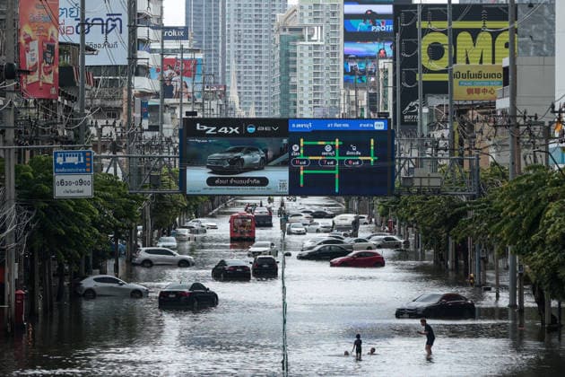 September 27, 2026, Bangkok, Bangkok, Thailand: Bangkok inundated by flash floods after 48 hours of continuous torrential rain, leaving stranded vehicles along Phetchaburi Road in Bangkok, Thailand, September 27, 2026. Bangkok Thailand  - ZUMAp219 20260927_zip_p219_011 Copyright: xNattaphonxPhanphongsanonx