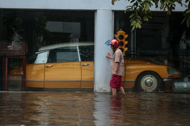 September 27, 2026, Bangkok, Bangkok, Thailand: Bangkok inundated by flash floods after 48 hours of continuous torrential rain, leaving stranded vehicles along Phetchaburi Road in Bangkok, Thailand, September 27, 2026. Bangkok Thailand  - ZUMAp219 20260927_zip_p219_015 Copyright: xNattaphonxPhanphongsanonx