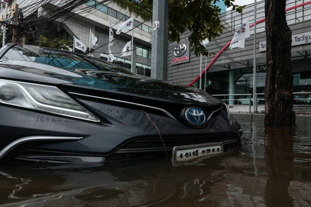 September 27, 2026, Bangkok, Bangkok, Thailand: Bangkok inundated by flash floods after 48 hours of continuous torrential rain, leaving stranded vehicles along Phetchaburi Road in Bangkok, Thailand, September 27, 2026. Bangkok Thailand  - ZUMAp219 20260927_zip_p219_016 Copyright: xNattaphonxPhanphongsanonx