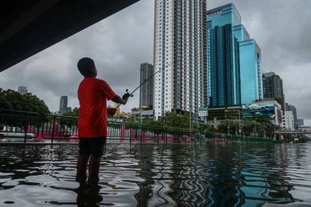 September 27, 2026, Bangkok, Bangkok, Thailand: Commuters wade through deep floodwaters along a major road after 48 hours of continuous torrential rain triggered widespread flash flooding across the capital, in Bangkok, Thailand, September 27, 2026. Bangkok Thailand  - ZUMAp219 20260927_zip_p219_023 Copyright: xNattaphonxPhanphongsanonx