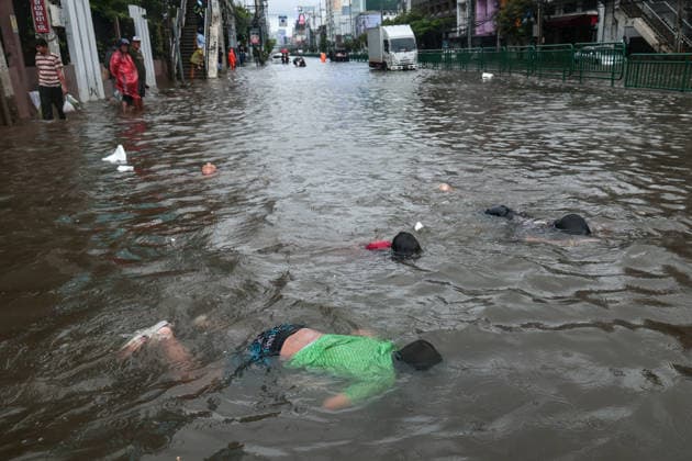September 27, 2026, Bangkok, Bangkok, Thailand: Commuters wade through deep floodwaters along a major road after 48 hours of continuous torrential rain triggered widespread flash flooding across the capital, in Bangkok, Thailand, September 27, 2026. Bangkok Thailand  - ZUMAp219 20260927_zip_p219_032 Copyright: xNattaphonxPhanphongsanonx