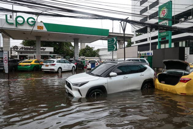 September 27, 2026, Bangkok, Bangkok, Thailand: Bangkok inundated by flash floods after 48 hours of continuous torrential rain, leaving stranded vehicles along Phetchaburi Road in Bangkok, Thailand, September 27, 2026. Bangkok Thailand  - ZUMAp219 20260927_zip_p219_034 Copyright: xNattaphonxPhanphongsanonx