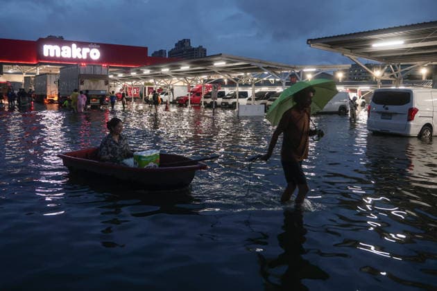 September 27, 2026, Bangkok, Bangkok, Thailand: Commuters wade through deep floodwaters along a major road after 48 hours of continuous torrential rain triggered widespread flash flooding across the capital, in Bangkok, Thailand, September 27, 2026. Bangkok Thailand  - ZUMAp219 20260927_zip_p219_059 Copyright: xNattaphonxPhanphongsanonx