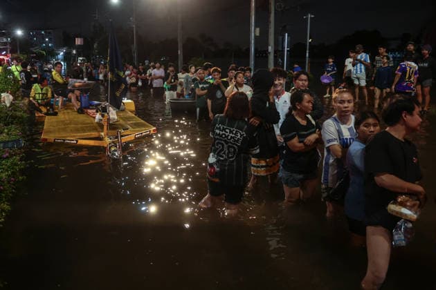September 27, 2026, Bangkok, Bangkok, Thailand: Commuters wade through deep floodwaters along a major road after 48 hours of continuous torrential rain triggered widespread flash flooding across the capital, in Bangkok, Thailand, September 27, 2026. Bangkok Thailand  - ZUMAp219 20260927_zip_p219_061 Copyright: xNattaphonxPhanphongsanonx