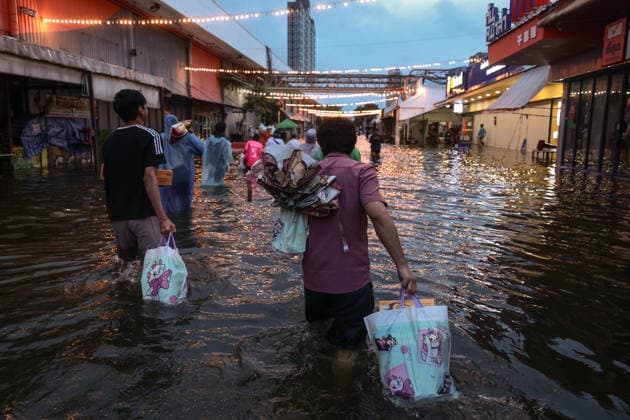 September 27, 2026, Bangkok, Bangkok, Thailand: Commuters wade through deep floodwaters along a major road after 48 hours of continuous torrential rain triggered widespread flash flooding across the capital, in Bangkok, Thailand, September 27, 2026. Bangkok Thailand  - ZUMAp219 20260927_zip_p219_056 Copyright: xNattaphonxPhanphongsanonx
