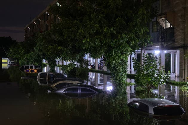 September 27, 2026, Bangkok, Bangkok, Thailand: Commuters wade through deep floodwaters along a major road after 48 hours of continuous torrential rain triggered widespread flash flooding across the capital, in Bangkok, Thailand, September 27, 2026. Bangkok Thailand  - ZUMAp219 20260927_zip_p219_068 Copyright: xNattaphonxPhanphongsanonx