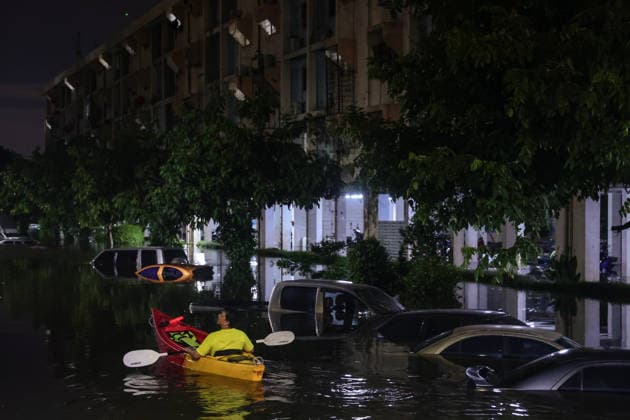 September 27, 2026, Bangkok, Bangkok, Thailand: Commuters wade through deep floodwaters along a major road after 48 hours of continuous torrential rain triggered widespread flash flooding across the capital, in Bangkok, Thailand, September 27, 2026. Bangkok Thailand  - ZUMAp219 20260927_zip_p219_069 Copyright: xNattaphonxPhanphongsanonx