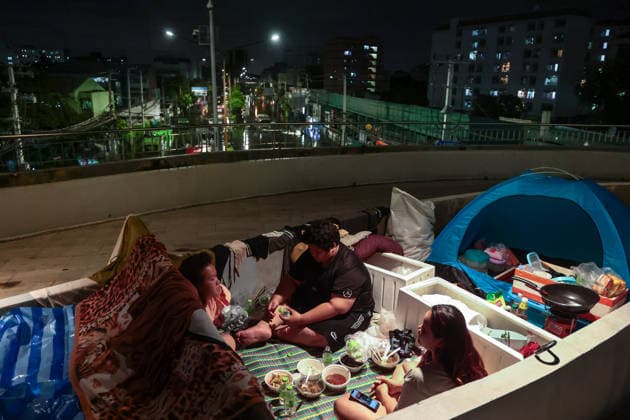 September 27, 2026, Bangkok, Bangkok, Thailand: Commuters wade through deep floodwaters along a major road after 48 hours of continuous torrential rain triggered widespread flash flooding across the capital, in Bangkok, Thailand, September 27, 2026. Bangkok Thailand  - ZUMAp219 20260927_zip_p219_078 Copyright: xNattaphonxPhanphongsanonx