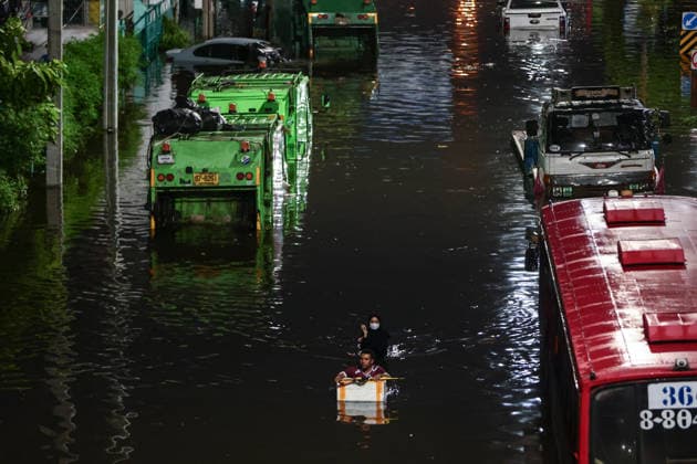 September 27, 2026, Bangkok, Bangkok, Thailand: Commuters wade through deep floodwaters along a major road after 48 hours of continuous torrential rain triggered widespread flash flooding across the capital, in Bangkok, Thailand, September 27, 2026. Bangkok Thailand  - ZUMAp219 20260927_zip_p219_079 Copyright: xNattaphonxPhanphongsanonx