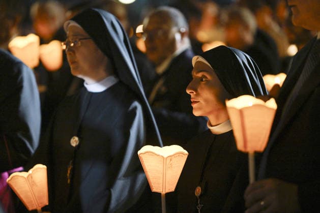 Pope Leo XIV Joins Candlelight Procession at Lourdes Shrine - France Pope Leo XIV leads the Holy Rosary and candlelight procession at the Shrine of Our Lady of Lourdes in France on September 27, 2026 on the third day of his four-day Apostolic Journey to France. Photo by (EV) Simone Risoluti Vatican Media ABACAPRESS.COM Lourdes France  Copyright: xABACAx