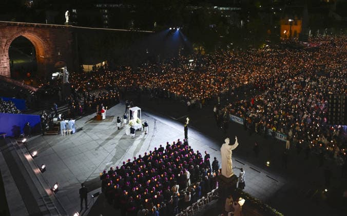 Pope Leo XIV Joins Candlelight Procession at Lourdes Shrine - France Pope Leo XIV leads the Holy Rosary and candlelight procession at the Shrine of Our Lady of Lourdes in France on September 27, 2026 on the third day of his four-day Apostolic Journey to France. Photo by (EV) Matteo Pernaselci Vatican Media ABACAPRESS.COM Lourdes France  Copyright: xABACAx