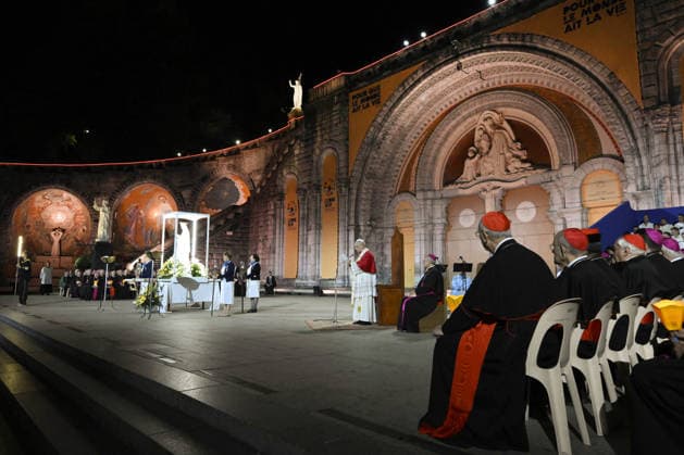 Pope Leo XIV Joins Candlelight Procession at Lourdes Shrine - France Pope Leo XIV leads the Holy Rosary and candlelight procession at the Shrine of Our Lady of Lourdes in France on September 27, 2026 on the third day of his four-day Apostolic Journey to France. Photo by (EV) Simone Risoluti Vatican Media ABACAPRESS.COM Lourdes France  Copyright: xABACAx